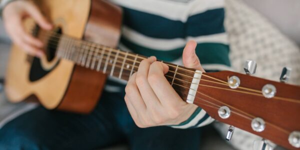 111+ easy acoustic guitar songs for beginners to actually learn