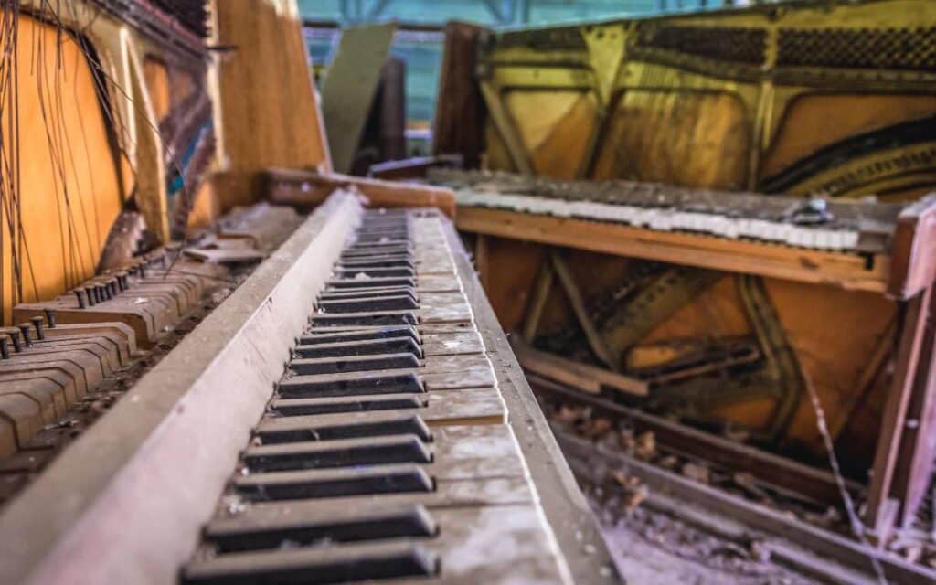 Old and broken pianos