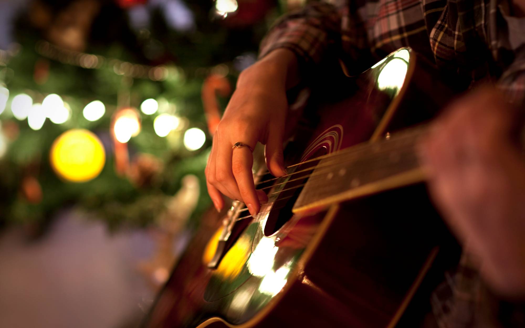 16 Easy Christmas Songs on Acoustic Guitar to Bring Joy to Your Family