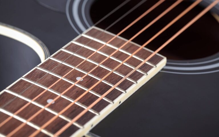 How to remember the strings on a guitar_closeup of acoustic guitar strings
