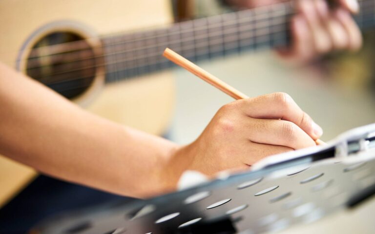 How to write a song on the guitar