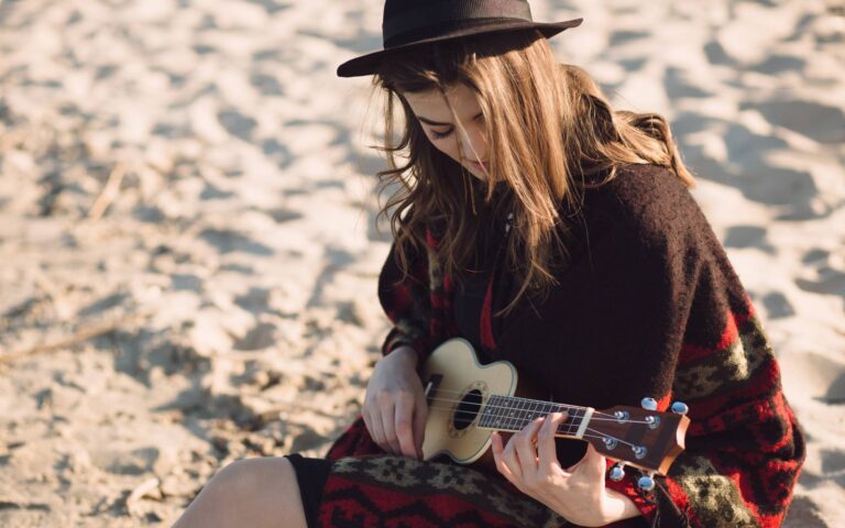 I'm yours ukulele chords_woman playing ukulele at the beach