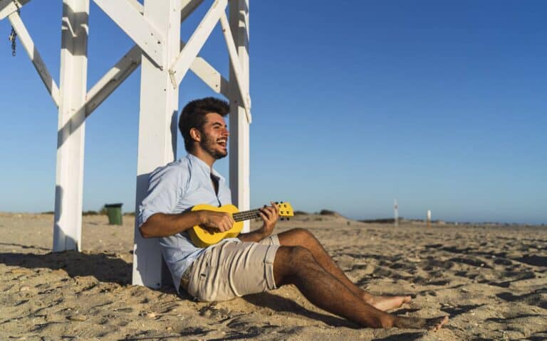 Riptide ukulele chords_man playing ukulele at the beach