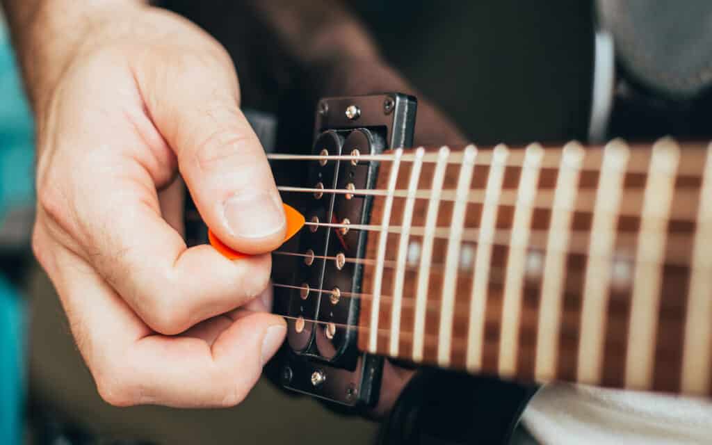 How to hold a guitar pick