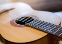 25+ Easy Folk Guitar Songs to Get Those Toes Tapping