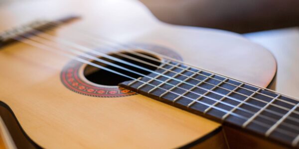 25+ easy folk guitar songs to get those toes tapping