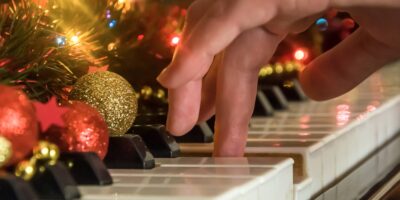 30+ easy piano christmas songs for this holiday season