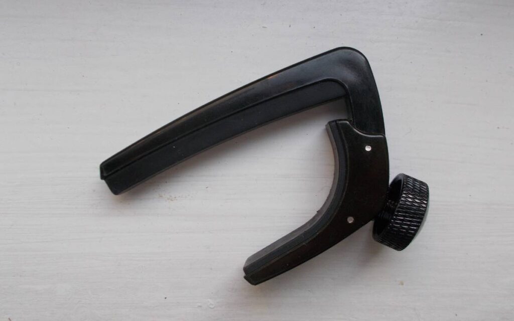 Adjustable screw capo for guitar